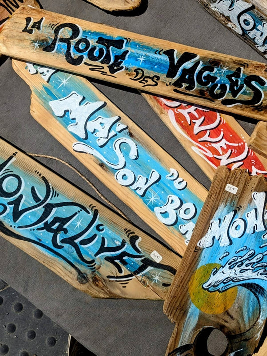 Décorations personnalisées sur bois flotté